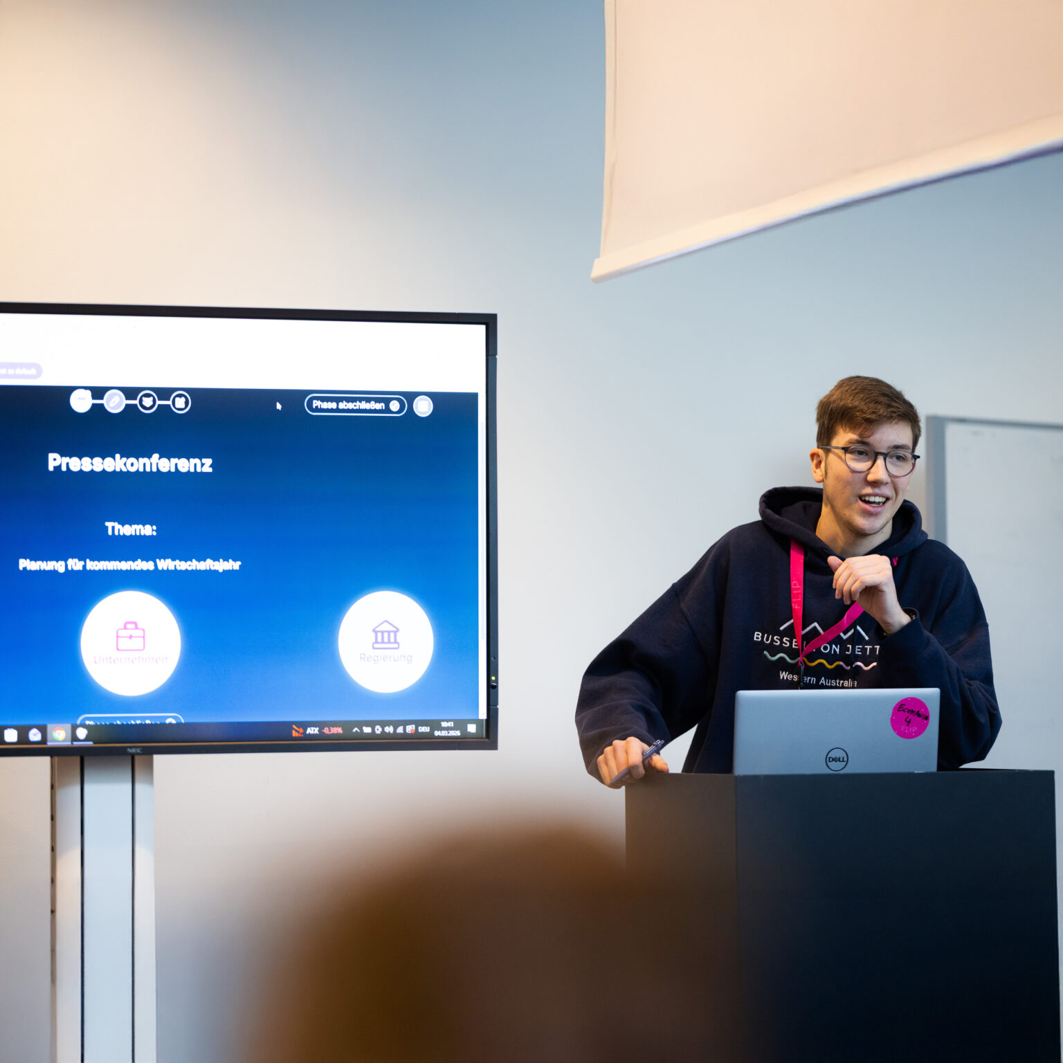 Ein Schüler hält eine Pressekonferenz