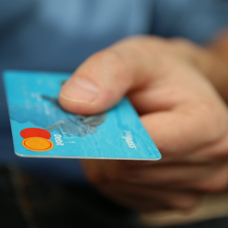 Hand hält Debitcard